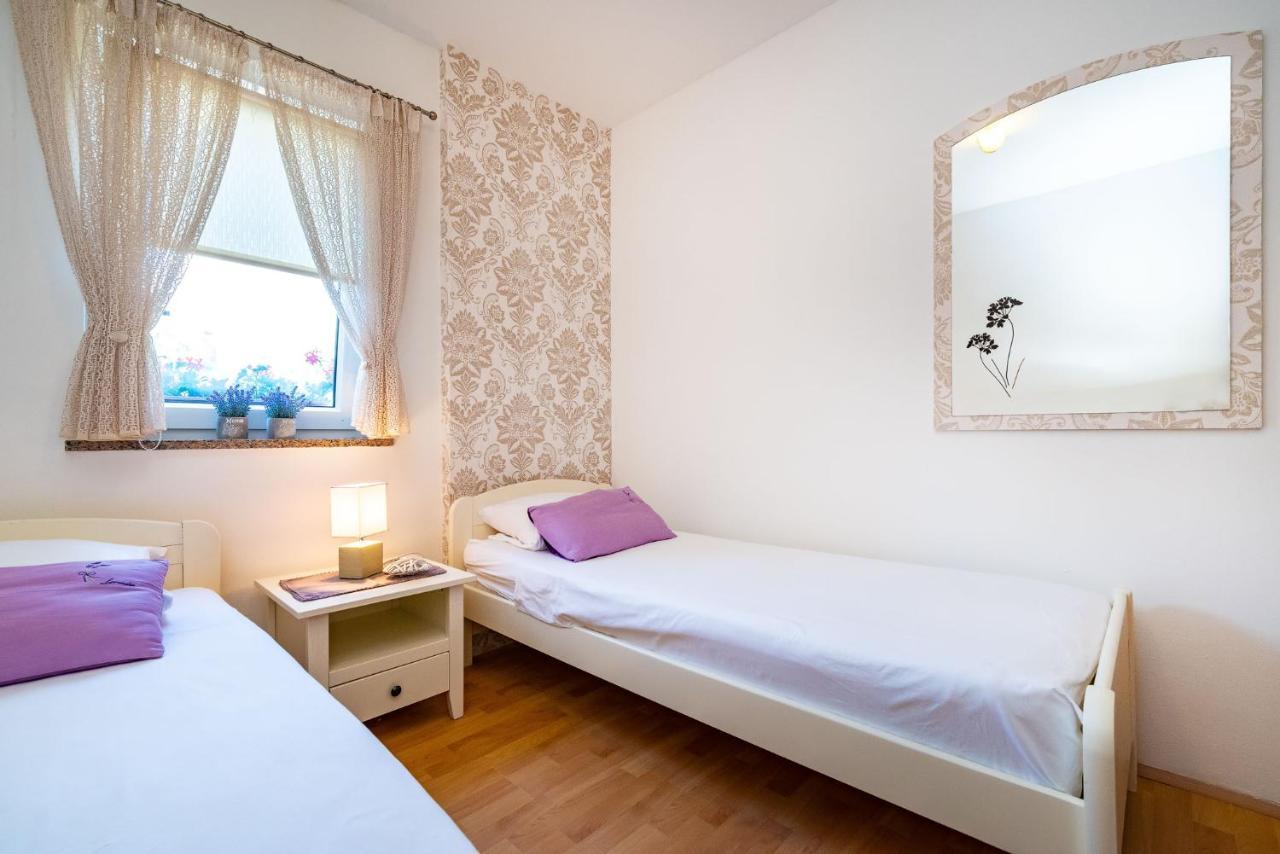 Apartments Milka Povljana Eksteriør bilde