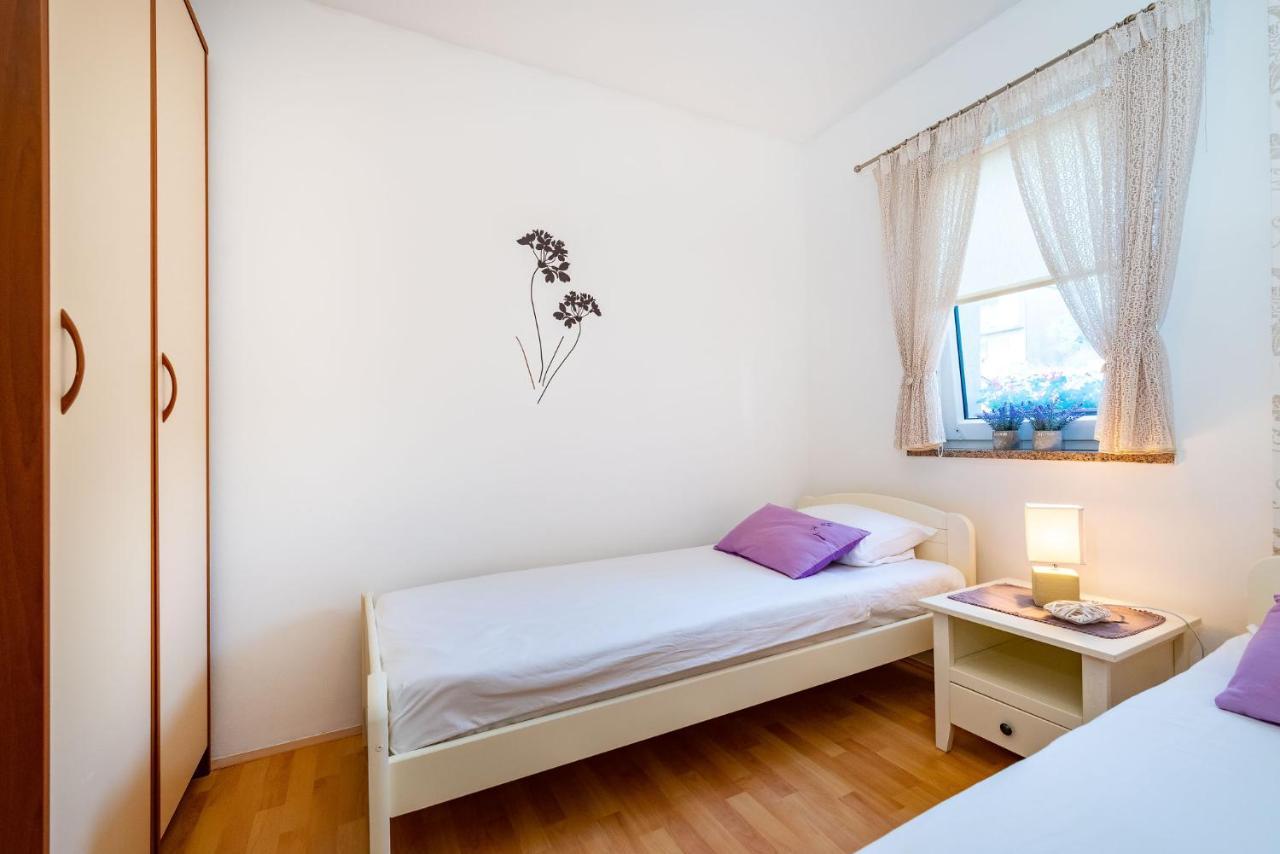 Apartments Milka Povljana Eksteriør bilde