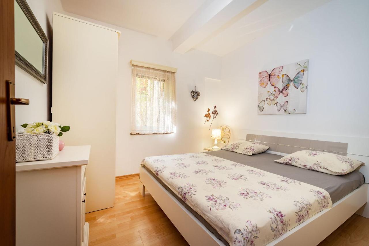 Apartments Milka Povljana Eksteriør bilde