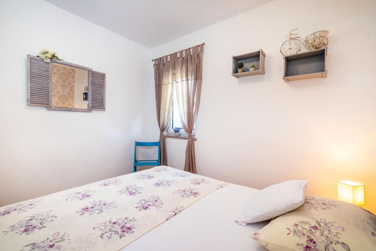 Apartments Milka Povljana Eksteriør bilde
