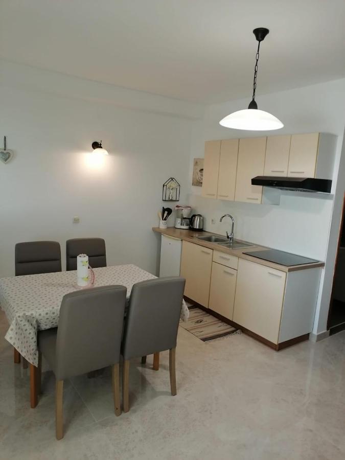 Apartments Milka Povljana Eksteriør bilde
